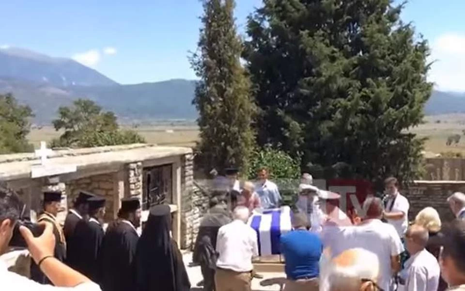 Η τελετή ενταφιασμού των οστών των Ελλήνων στρατιωτών στο χωριό Βουλιαράτες (Βίντεο)